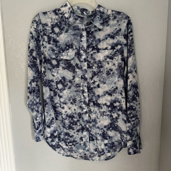 Equipment Femme White Blue Pattern Satin Button Down Shirt Women's Small - Picture 1 of 3